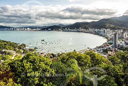  Vista geral da orla da cidade de Itapema a partir do Mirante do Encanto no Morro do Cabeço  - Itapema - Santa Catarina (SC) - Brasil