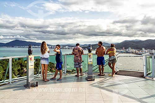  Turistas observando a vista a partir do Mirante do Encanto no Morro do Cabeço  - Itapema - Santa Catarina (SC) - Brasil