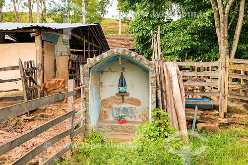  Detalhe de oratório católico com a imagem de Nossa Senhora Aparecida em curral na zona rural da cidade de Guarani  - Guarani - Minas Gerais (MG) - Brasil