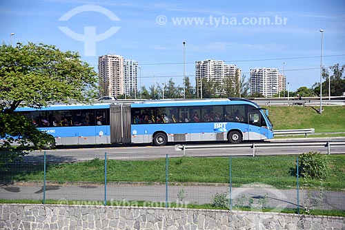  Ônibus do BRT (Bus Rapid Transit) próximo à Cidade das Artes - antiga Cidade da Música  - Rio de Janeiro - Rio de Janeiro (RJ) - Brasil