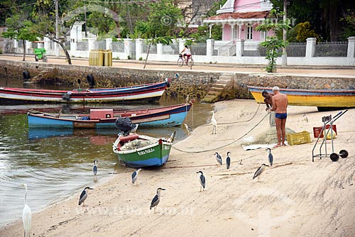  Pescadores na orla da Praia dos Tamoios  - Rio de Janeiro - Rio de Janeiro (RJ) - Brasil