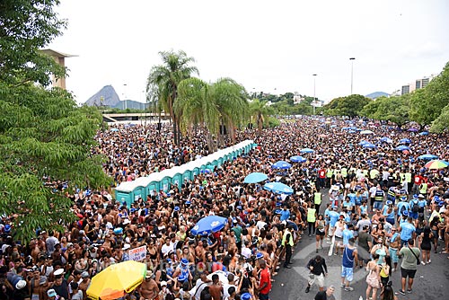  Desfile do bloco de carnaval de rua Chora Me Liga - da dupla sertaneja João Lucas & Matheus - com o Pão de Açúcar ao fundo  - Rio de Janeiro - Rio de Janeiro (RJ) - Brasil