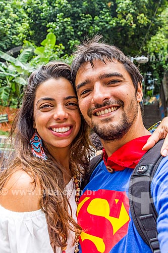  Detalhe de casal durante o desfile do bloco de carnaval de rua Gigantes da Lira  - Rio de Janeiro - Rio de Janeiro (RJ) - Brasil
