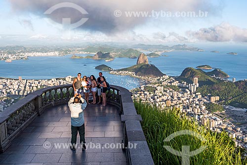 Turistas fotografando no mirante do Cristo Redentor com o Pão de Açúcar ao fundo  - Rio de Janeiro - Rio de Janeiro (RJ) - Brasil