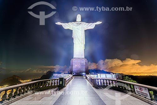  Vista do Cristo Redentor com iluminação especial  - Rio de Janeiro - Rio de Janeiro (RJ) - Brasil