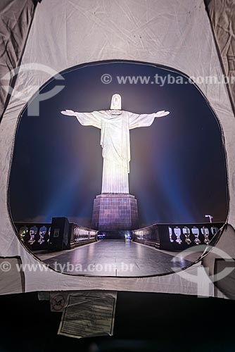  Vista do Cristo Redentor a partir de interior de barraca no mirante  - Rio de Janeiro - Rio de Janeiro (RJ) - Brasil