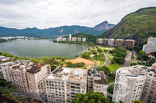  Vista durante a escalada do Morro do Cantagalo com o Morro do Corcovado ao fundo  - Rio de Janeiro - Rio de Janeiro (RJ) - Brasil