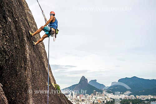  Detalhe de alpinista durante a escalada do Morro do Cantagalo  - Rio de Janeiro - Rio de Janeiro (RJ) - Brasil