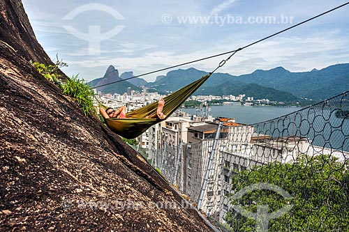  Detalhe de alpinista deitado na rede durante a escalada do Morro do Cantagalo  - Rio de Janeiro - Rio de Janeiro (RJ) - Brasil