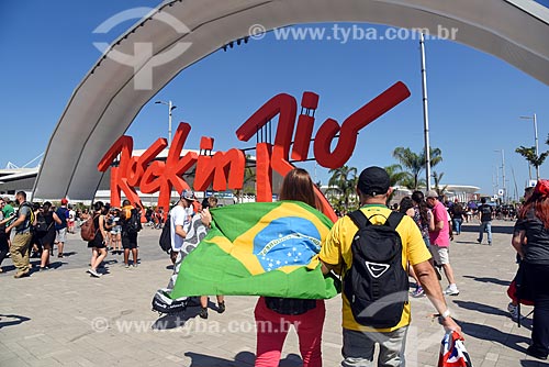  Letreiro com os dizeres: Rock In Rio na entrada do Rock in Rio 2017 - Parque Olímpico Rio 2016 - com público chegando  - Rio de Janeiro - Rio de Janeiro (RJ) - Brasil
