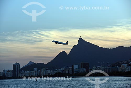  Vista de avião decolando do Aeroporto Santos Dumont durante o Rio Boulevard Tour - passeio turístico de barco na Baía de Guanabara  - Rio de Janeiro - Rio de Janeiro (RJ) - Brasil