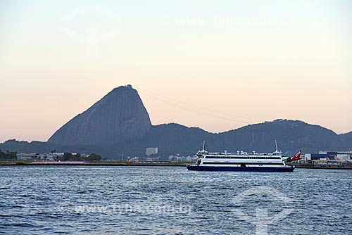  Vista de barca que faz a travessia entre Rio de Janeiro e Niterói durante o Rio Boulevard Tour - passeio turístico de barco na Baía de Guanabara - com o Pão de Açúcar ao fundo  - Rio de Janeiro - Rio de Janeiro (RJ) - Brasil