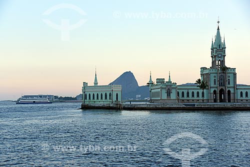  Vista do castelo da Ilha Fiscal durante o Rio Boulevard Tour - passeio turístico de barco na Baía de Guanabara - com o Pão de Açúcar ao fundo  - Rio de Janeiro - Rio de Janeiro (RJ) - Brasil