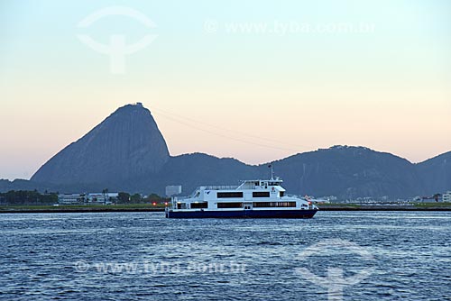  Vista de barca que faz a travessia entre Rio de Janeiro e Niterói durante o Rio Boulevard Tour - passeio turístico de barco na Baía de Guanabara - com o Pão de Açúcar ao fundo  - Rio de Janeiro - Rio de Janeiro (RJ) - Brasil