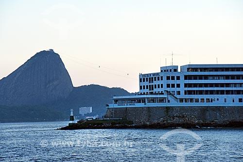  Vista da Escola Naval durante o Rio Boulevard Tour - passeio turístico de barco na Baía de Guanabara - com o Pão de Açúcar ao fundo  - Rio de Janeiro - Rio de Janeiro (RJ) - Brasil