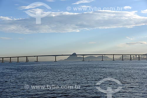  Vista da Baía de Guanabara com o Pão de Açúcar e a Ponte Rio-Niterói ao fundo  - Rio de Janeiro - Rio de Janeiro (RJ) - Brasil