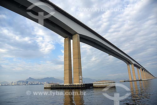  Vista sob a Ponte Rio-Niterói a partir da Baía de Guanabara  - Rio de Janeiro - Rio de Janeiro (RJ) - Brasil