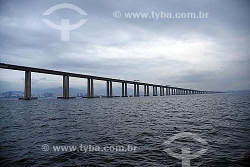  Vista sob a Ponte Rio-Niterói a partir da Baía de Guanabara  - Rio de Janeiro - Rio de Janeiro (RJ) - Brasil