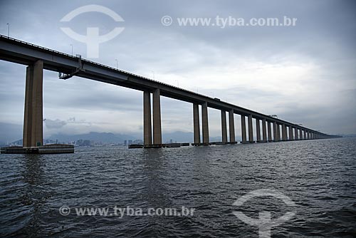  Vista sob a Ponte Rio-Niterói a partir da Baía de Guanabara  - Rio de Janeiro - Rio de Janeiro (RJ) - Brasil