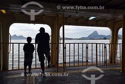  Silhueta de menino e homem no interior de barca que faz a travessia entre Rio de Janeiro e a Ilha de Paquetá com o Pão de Açúcar ao fundo  - Rio de Janeiro - Rio de Janeiro (RJ) - Brasil
