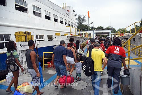  Desembarque de passageiros na barca que faz a travessia entre Rio de Janeiro e a Ilha de Paquetá  - Rio de Janeiro - Rio de Janeiro (RJ) - Brasil