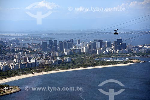  Foto aérea de bondinho fazendo a travessia entre o Morro da Urca e o Pão de Açúcar com o Aterro do Flamengo ao fundo  - Rio de Janeiro - Rio de Janeiro (RJ) - Brasil