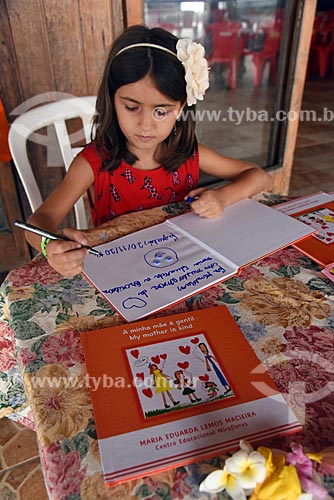  Maria Eduarda Lemos Macieira - de apenas 6 anos - autografando livro durante o lançamento do seu primeiro livro A Minha Mãe é Gentil! na Festa Literária de Paquetá (FLIPA)  - Rio de Janeiro - Rio de Janeiro (RJ) - Brasil