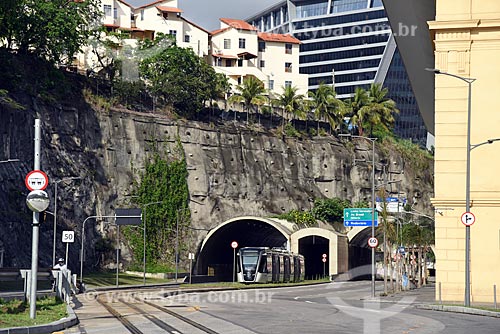  Veículo leve sobre trilhos transitando na Via Binário do Porto  - Rio de Janeiro - Rio de Janeiro (RJ) - Brasil