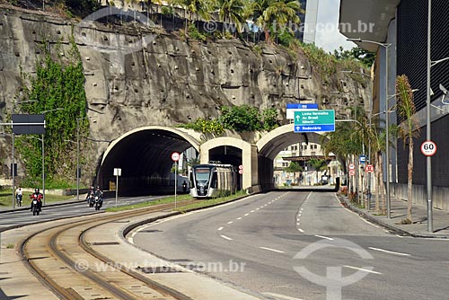  Veículo leve sobre trilhos transitando na Via Binário do Porto  - Rio de Janeiro - Rio de Janeiro (RJ) - Brasil