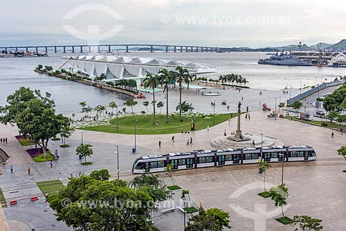  Vista do veículo leve sobre trilhos transitando na  Praça Mauá  - Rio de Janeiro - Rio de Janeiro (RJ) - Brasil