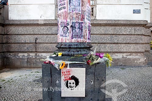  Detalhe de cartazes colados durante manifestação pelo assassinato da Vereadora Marielle Franco na Cinelândia  - Rio de Janeiro - Rio de Janeiro (RJ) - Brasil