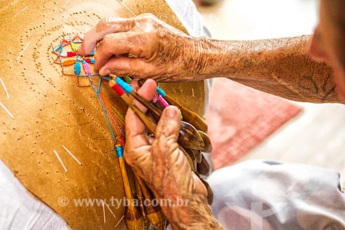  Detalhe de mulher idosa tecendo em renda de bilro  - Florianópolis - Santa Catarina (SC) - Brasil