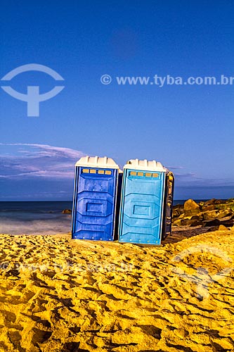  Banheiros químicos na Praia do Morro das Pedras durante o anoitecer  - Florianópolis - Santa Catarina (SC) - Brasil