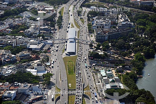  Foto aérea da Avenida Armando Lombardi com a estação Jardim Oceânico do Metrô Rio e a Estação do BRT Transoeste - Terminal Jardim Oceânico  - Rio de Janeiro - Rio de Janeiro (RJ) - Brasil