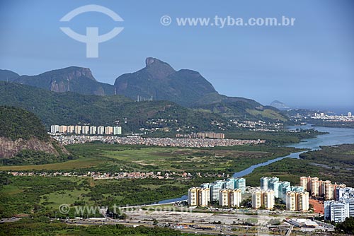  Foto aérea do Condomínio Residencial Vila Pan-Americana com a Pedra da Gávea ao fundo  - Rio de Janeiro - Rio de Janeiro (RJ) - Brasil