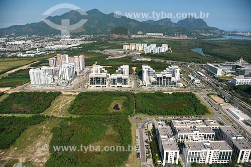  Foto aérea de prédios na Barra da Tijuca com a Pedra da Gávea ao fundo  - Rio de Janeiro - Rio de Janeiro (RJ) - Brasil