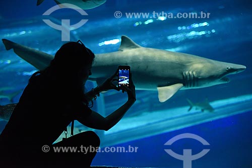  Silhueta de mulher fotografando tubarão no AquaRio - aquário marinho da cidade do Rio de Janeiro  - Rio de Janeiro - Rio de Janeiro (RJ) - Brasil