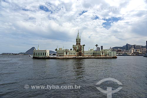  Vista do castelo da Ilha Fiscal durante o Rio Boulevard Tour - passeio turístico de barco na Baía de Guanabara - com o Pão de Açúcar ao fundo  - Rio de Janeiro - Rio de Janeiro (RJ) - Brasil