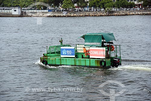  Vista de ecoboat - barco com equipamentos que coletam os resíduos sólidos flutuantes na água - próximo à Marina da Glória  - Rio de Janeiro - Rio de Janeiro (RJ) - Brasil