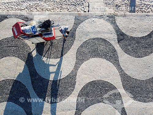  Foto feita com drone de vendedor ambulante no calçadão da Praia de Copacabana  - Rio de Janeiro - Rio de Janeiro (RJ) - Brasil