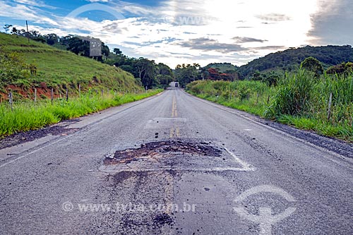  Má conservação do asfalto da Rodovia MG-126 entre as cidades de Guarani e Rio Novo  - Rio Novo - Minas Gerais (MG) - Brasil