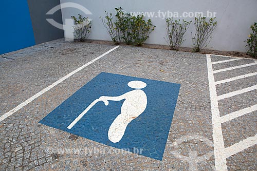  Detalhe de sinalização de vaga para idoso em estacionamento  - Sumaré - São Paulo (SP) - Brasil
