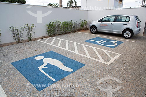  Detalhe de sinalização de vaga para idoso e deficiente  em estacionamento  - Sumaré - São Paulo (SP) - Brasil