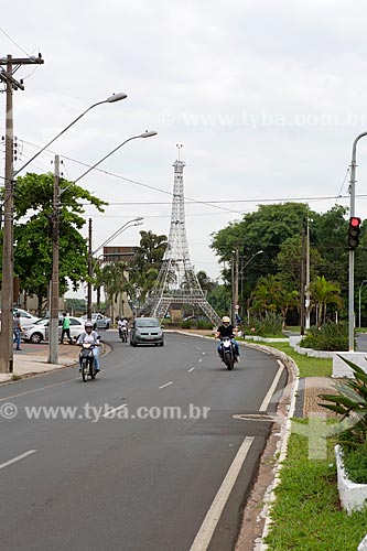  Tráfego na Avenida Visconde do Rio Claro com a réplica da Torre Eiffel em Rio Claro ao fundo  - Rio Claro - São Paulo (SP) - Brasil