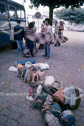  Fila de passageiros aguardando embarque em ônibus - anos 70  - Saquarema - Rio de Janeiro (RJ) - Brasil