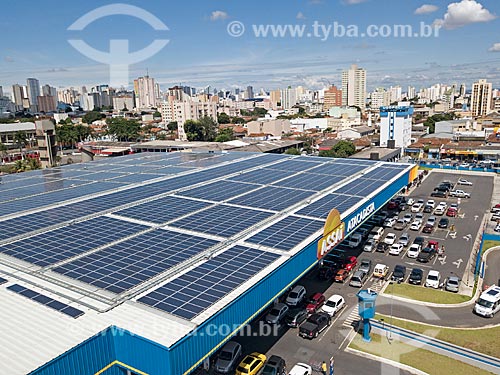  Foto feita com drone de painéis solares fotovoltaicos no telhado do Assaí Atacadista  - Goiânia - Goiás (GO) - Brasil