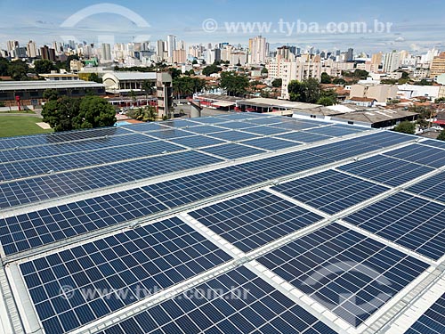  Foto feita com drone de painéis solares fotovoltaicos no telhado do Assaí Atacadista  - Goiânia - Goiás (GO) - Brasil