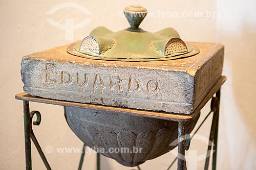  Detalhe de filtro de água em pedra porosa, ferro e folha de flandre (século 19) que pertenceu à Eduardo L. da Silva Ribeiro em exibição no Museu das Bandeiras (1766)  - Goiás - Goiás (GO) - Brasil