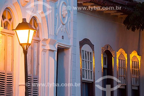  Detalhe de casarios com iluminação urbana no centro histórico da cidade de Goiás  - Goiás - Goiás (GO) - Brasil