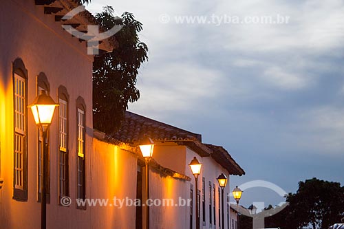  Casarios com iluminação urbana no centro histórico da cidade de Goiás  - Goiás - Goiás (GO) - Brasil